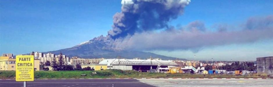 Eruzione Etna, sospesi partenze e arrivi a Fontanarossa fino alle 11 di domani