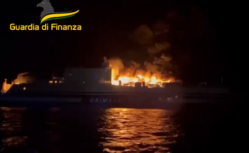 Incendio al traghetto al largo di Corfù