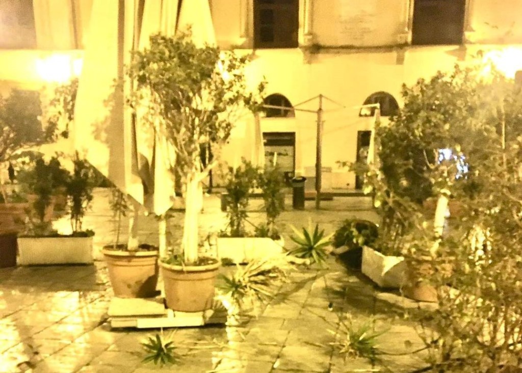 Danneggiato arredo urbano piazza Rivoluzione 2