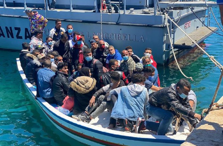 Il barchino con i migranti salvati a Lampedusa