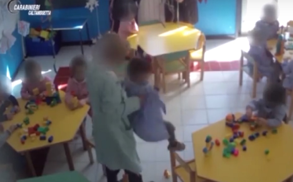 La maestra violenta a Milena