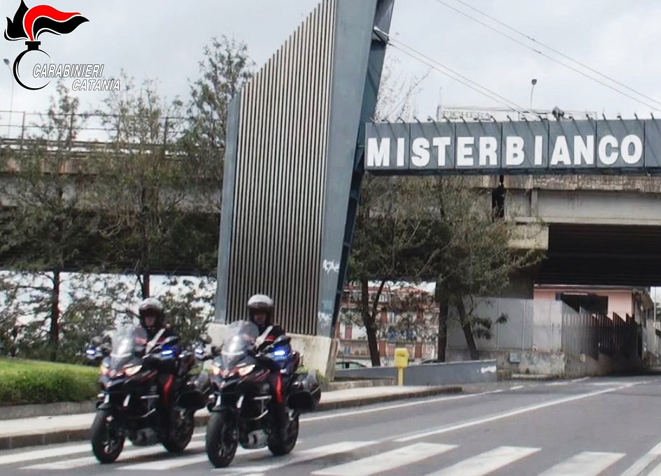 Carabinieri intervenuti, uomo minaccia di far fuoco a palazzo