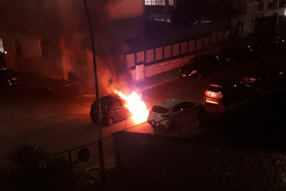 A fuoco auto in via Vitali