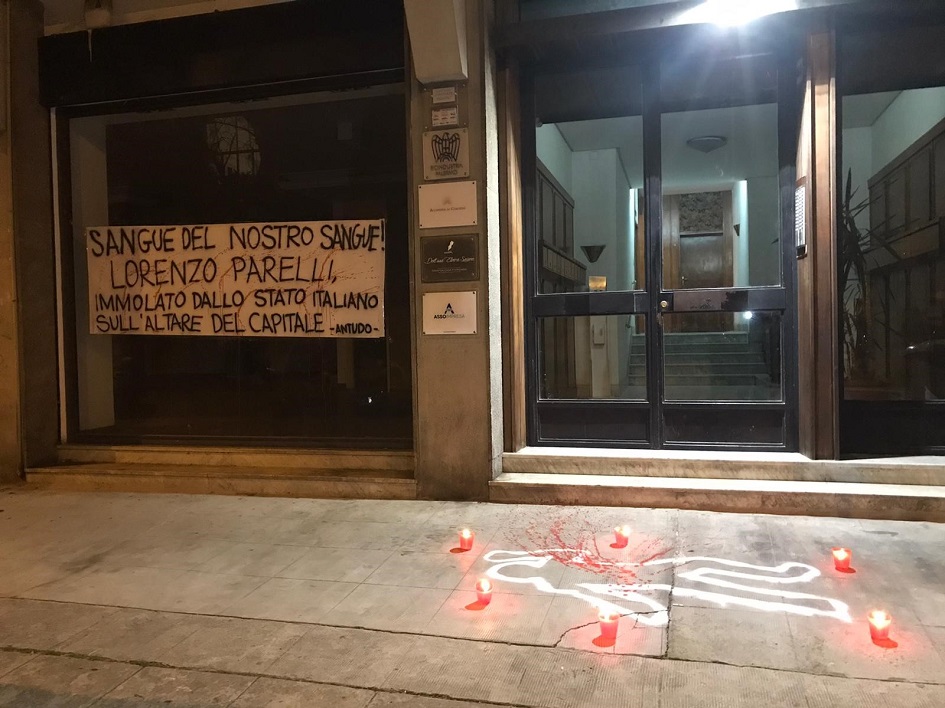 La protesta di Antudo davanti la sede di Confindustria