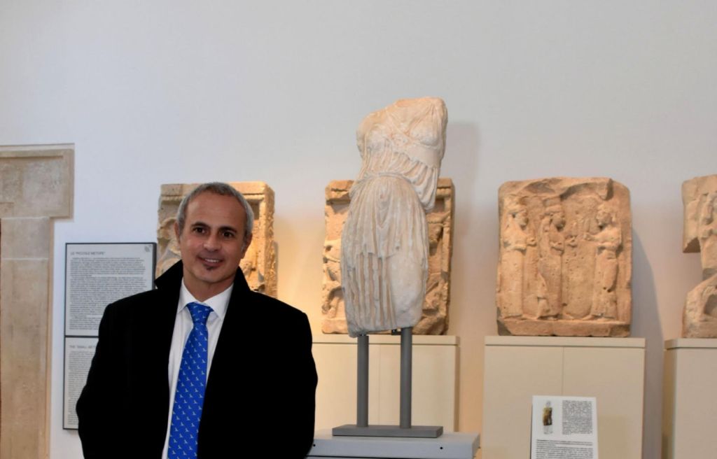 L'assessore Samonà davanti la statua della dea Atena al museo salinas