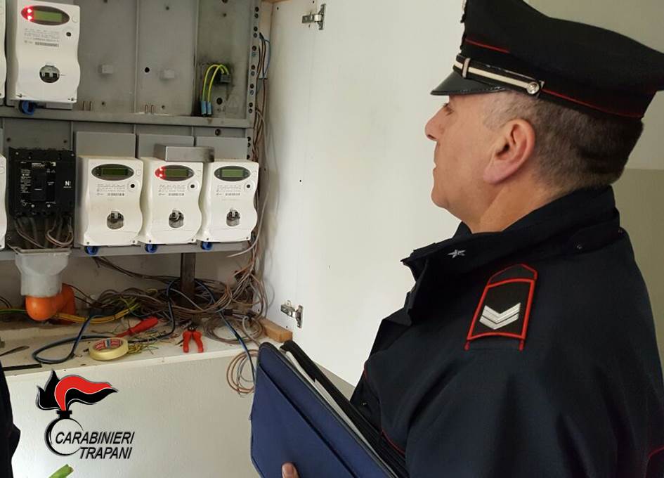I carabinieri hanno scoperto altri allacci abusivi alla rete elettrica