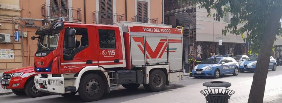 vigili del fuoco e polizia in via Roma, angolo via Guardione