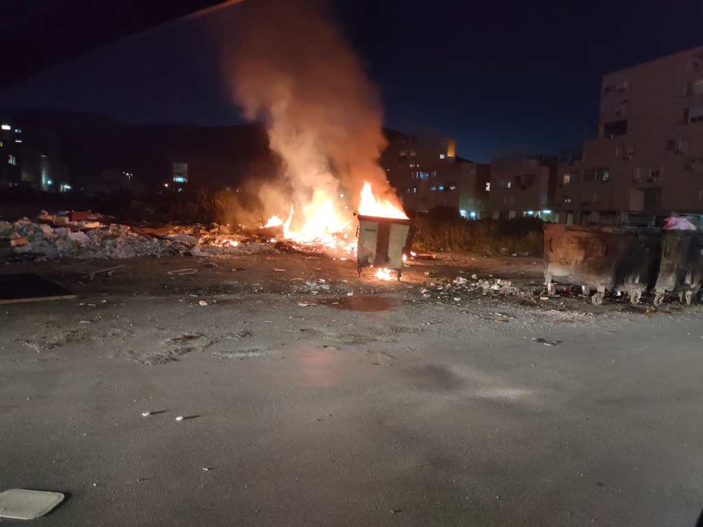 Rifiuti in fiamme allo Zen 2, Palermo