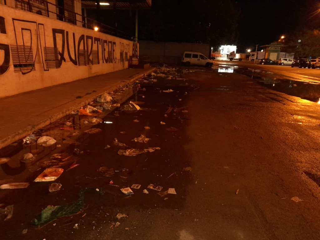 Borgovecchio, acqua e rifiuti in strada