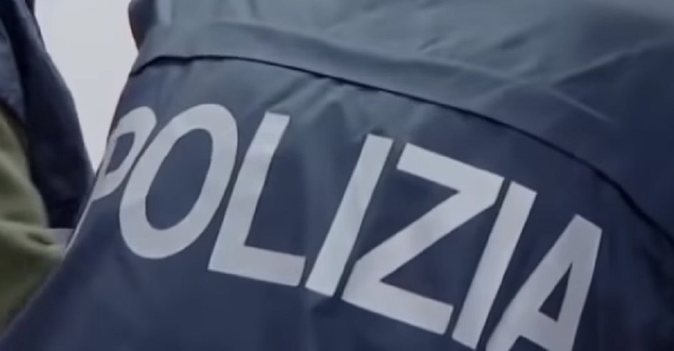 Ruba anello all'aeroporto e viene denunciata