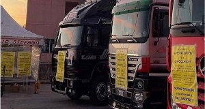 Caro carburanti, scatta la protesta: tir fermi nei porti, blocchi stradali nella Sicilia orientale, la mappa dei disagi e del traffico nell’Isola