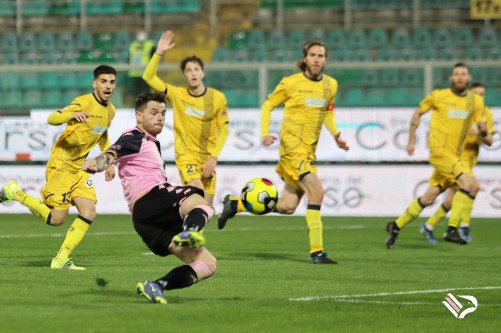 Brunori sigla il momentaneo 3-0 del Palermo alla Juve Stabia