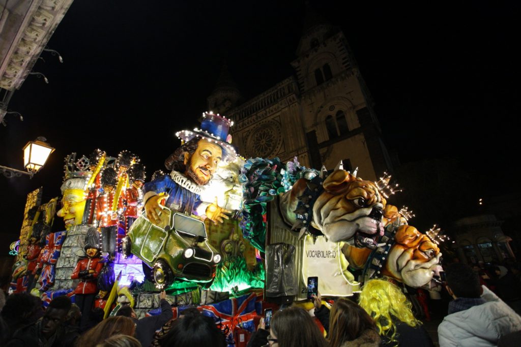 Carnevale di Acireale, uno dei carri allegorici delle passare edizioni
