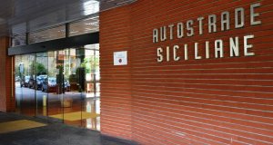 Autostrade siciliane da lumaca e commissariate: la beffa dei 60 all’ora all’ombra dello scontro politico Lega FdI