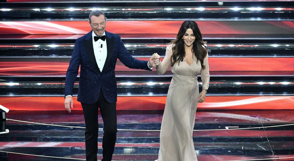 Amadeus e Sabrina Ferilli al Festival di Sanremo 2022.