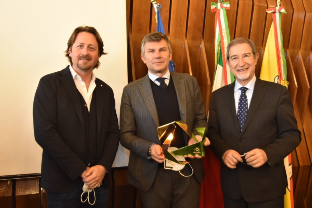 Giro di Sicilia 2022, Manlio Messina, Paolo Bellino (col trofeo) e Nello Musumeci