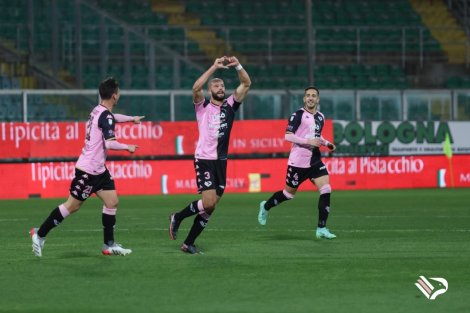 Giron segna il 2-0 del Palermo contro la Juve Stabia