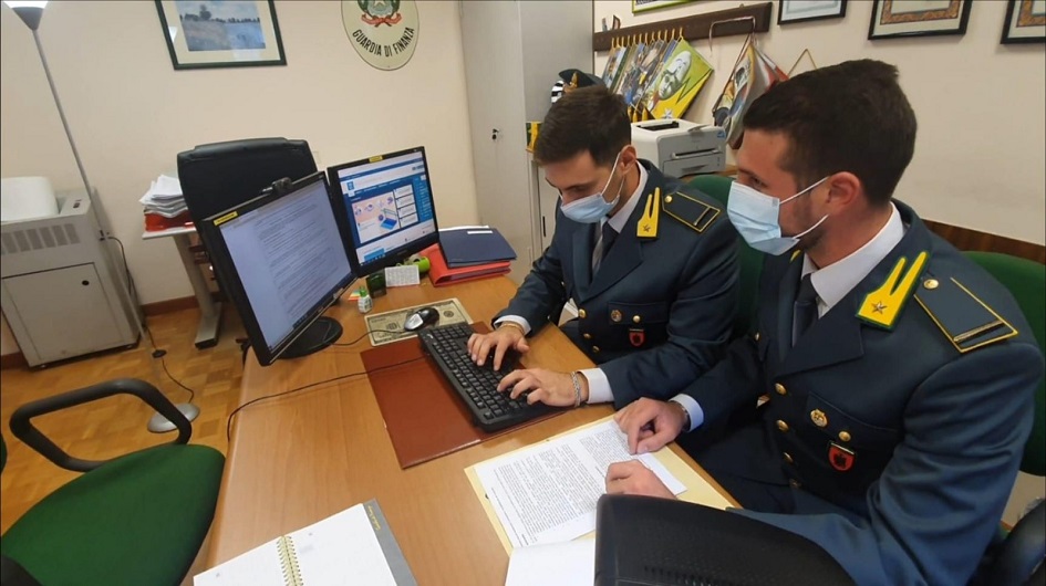 Impiegati in nero con reddito di cittadinanza in pizzeria