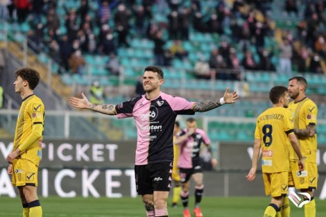 Matteo Brunori, l'attaccante del Palermo esulta dopo il primo gol alla Juve Stabia
