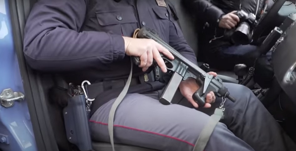 Donna picchiata salvata dalla polizia