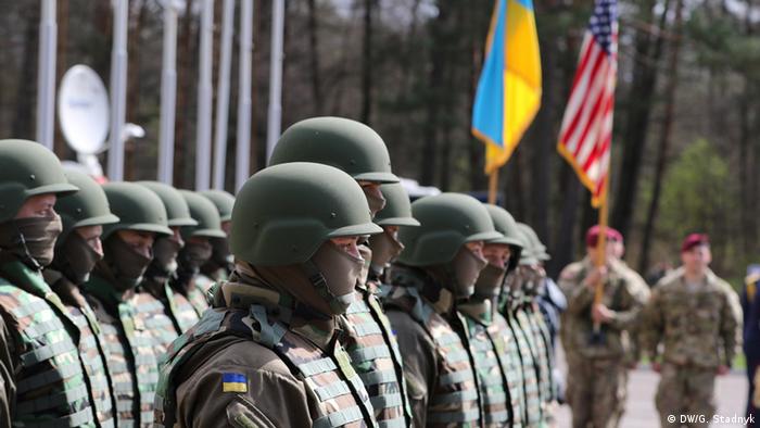 Crisi Ucraina, USA ritirano quasi tutti i soldati, telefonata tra Putin e  Macron