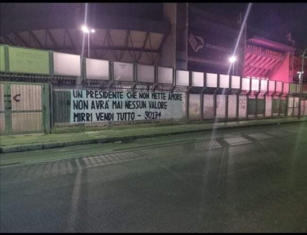 Striscione di contestazione del gruppo 90134 contro Mirri, presidente del Palermo