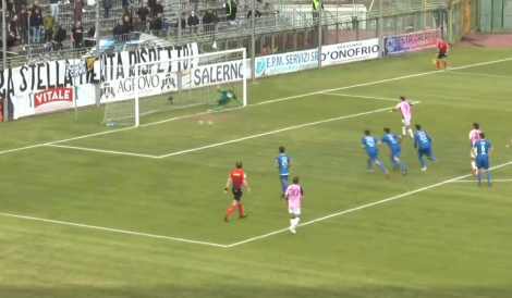 Brunori trasforma il penalty con la Paganese per il momentaneo 1-1, è il 18mo gol in campionato per il bomer