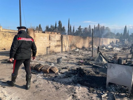 I carabinieri al campo migranti dopo l'incendio