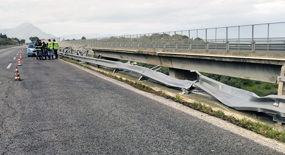 Vola da viadotto autocarro sulla Palermo-Messina