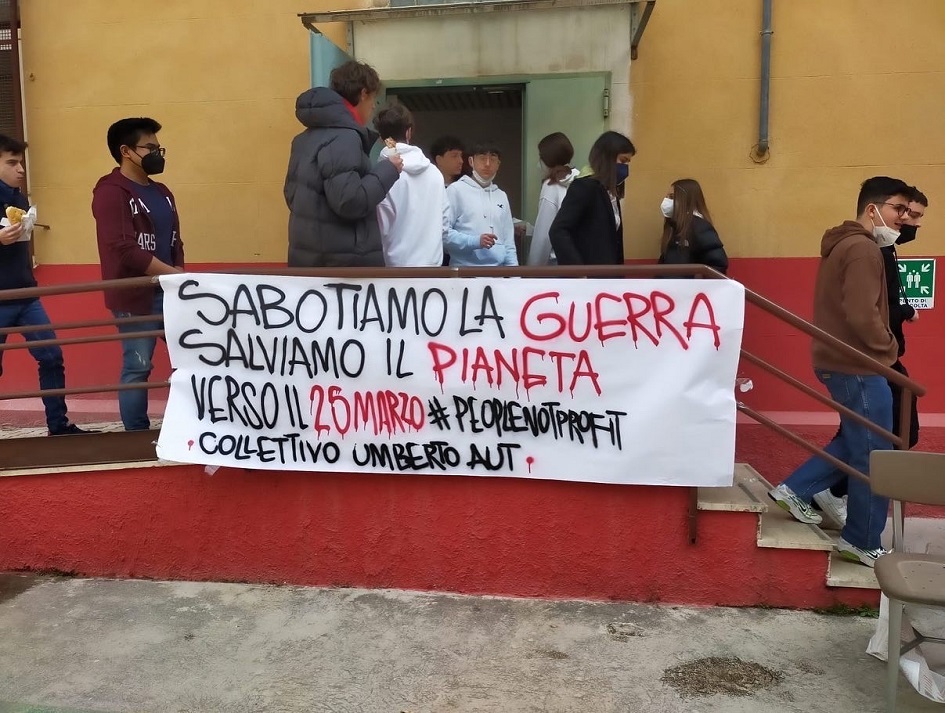 Le scuole si preparano allo sciopero globale a Palermo con gli striscioni