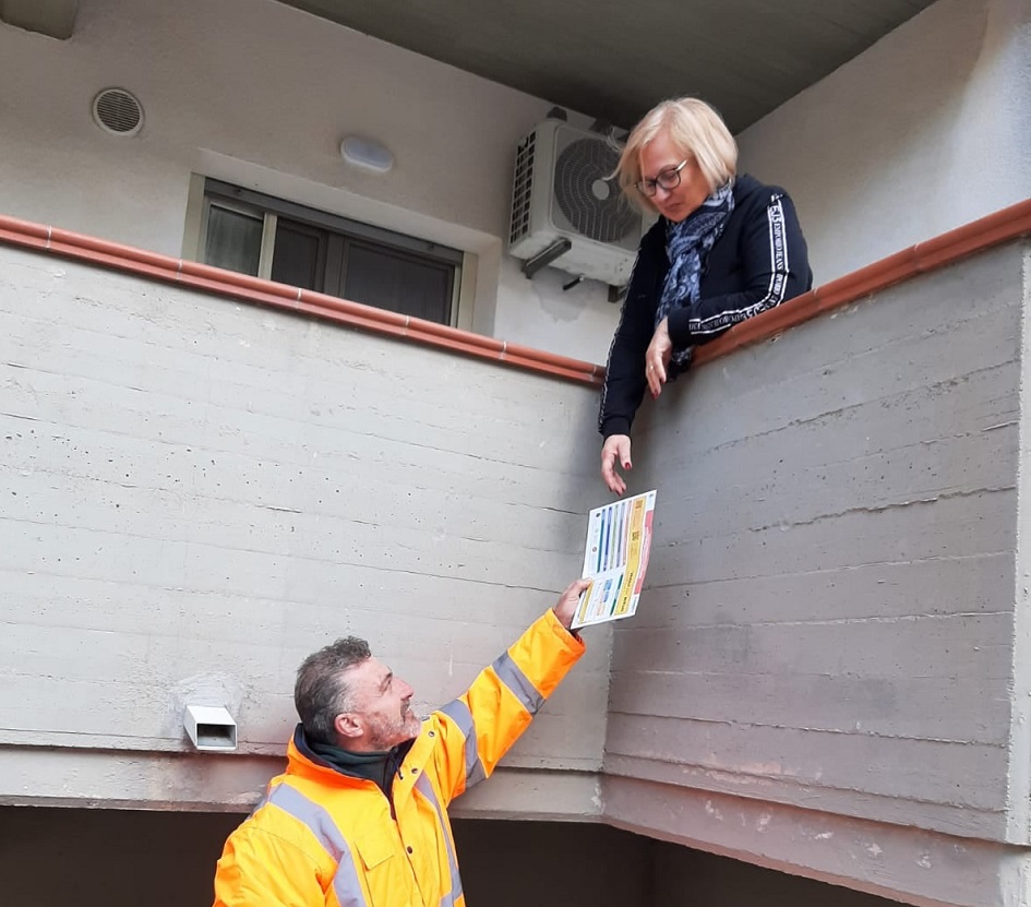 La consegna dei calendari della nuova raccolta differenziata