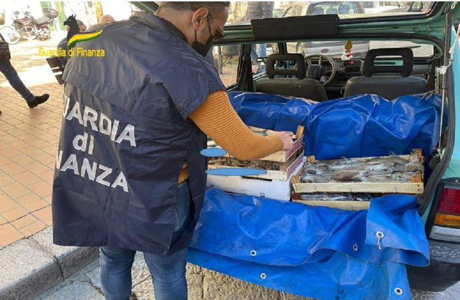 Sequestrato pesce ad ambulante abusivo