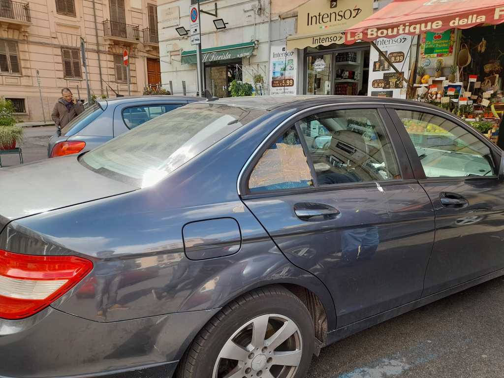 auto danneggiata in piazza Nascè, Palermo