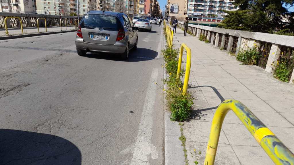 ponte Oreto, sbiadita corsia per i pedoni