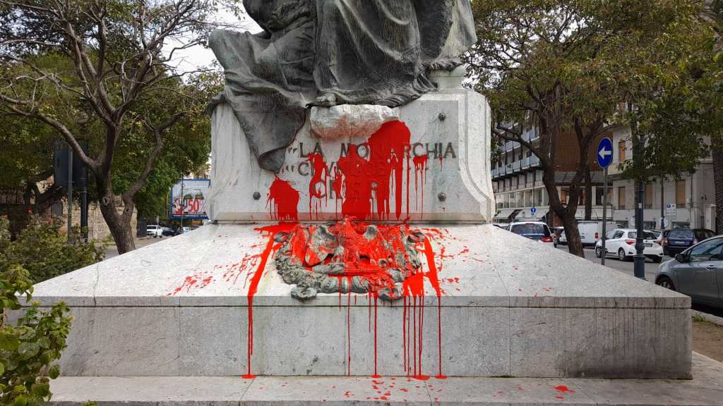 Palermo, imbrattata statua Francesco Crispi
