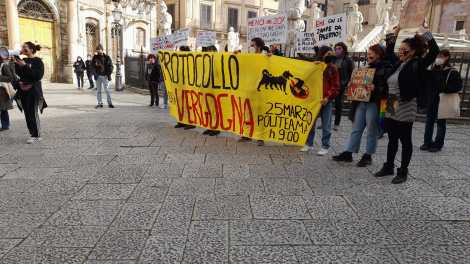 sit-in degli attivisti del clima a Palermo