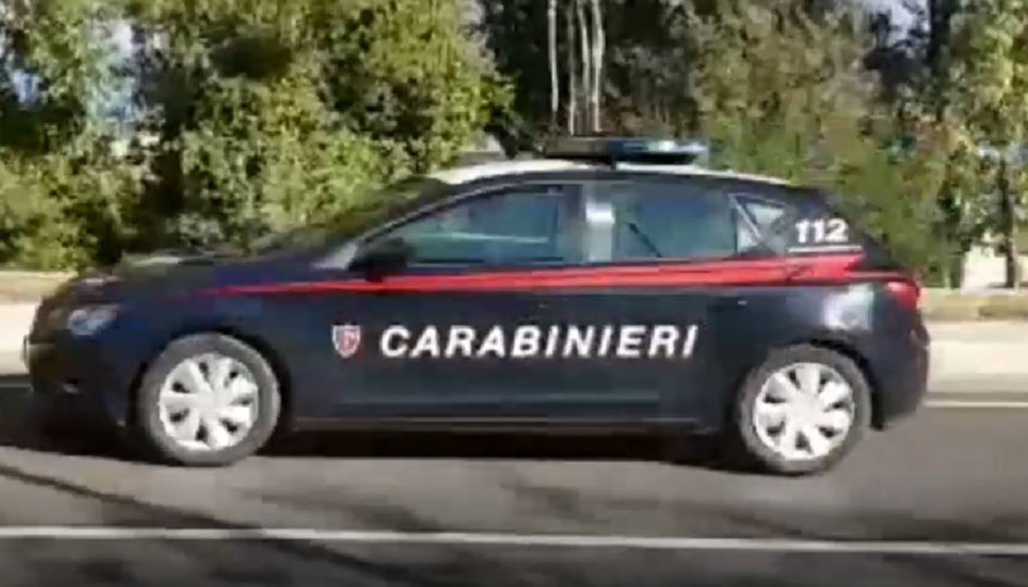 L'arresto per violenza sessuale operato dai carabinieri