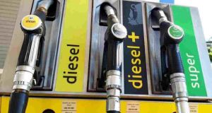 Il petrolio cala, ma benzina e diesel restano cari: in Sicilia il pieno costa di più
