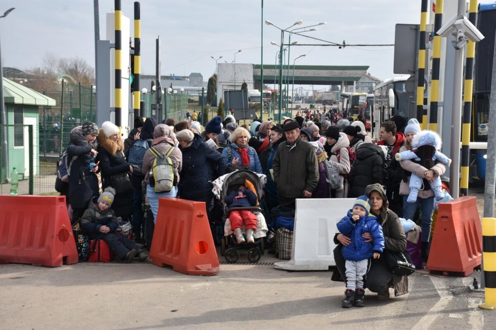 Refugees entering Poland from Ukraine at the Medyka border crossing point. © UNHCR/Chris Melzer