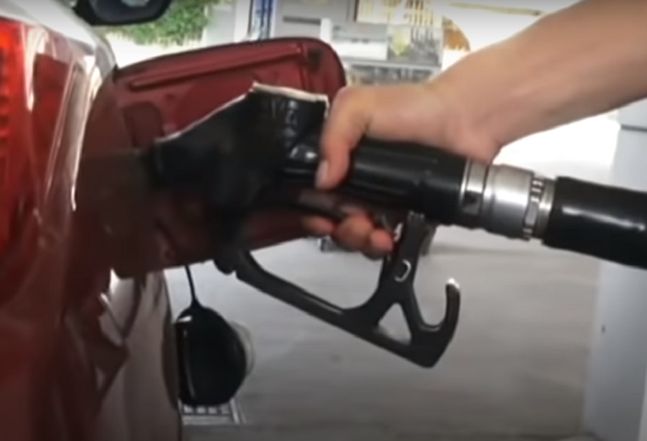 Caro carburanti e polemiche sul taglio delle accise