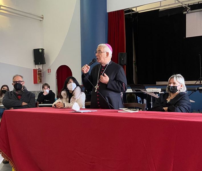 Monsignor Michele Pennisi parla agli studenti del Convitto Falcone di Padre Puglisi