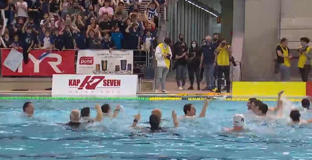 Il Sabadell festeggia in acqua dopo aver vinto la finale di ritorno sul Telimar