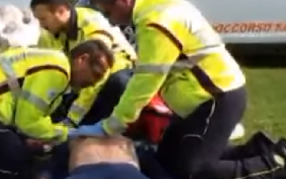 Soccorso in un campo di calcio dopo un infarto