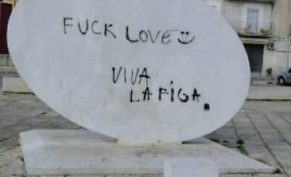 Vandalizzata scultura ad Alcamo