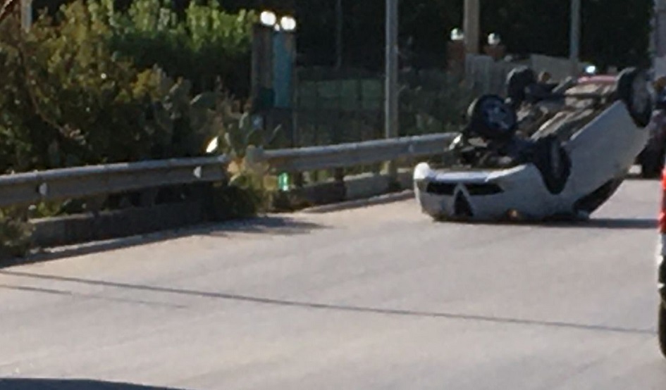 auto cappotta dopo incidente