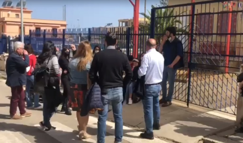 Protesta davanti al parco giochi vandalizzato