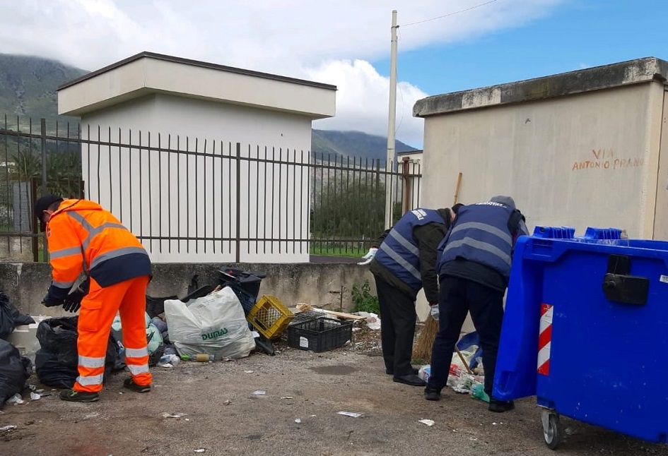 Abbandono rifiuti in via Prano a Carini