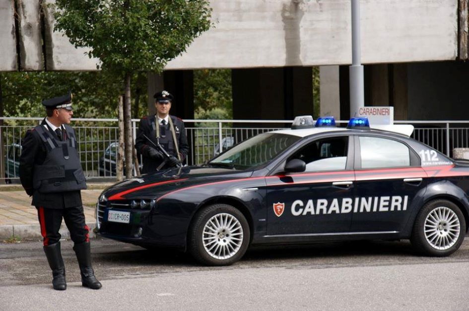 Carabinieri trovano droga nascosta in cassetta del wc
