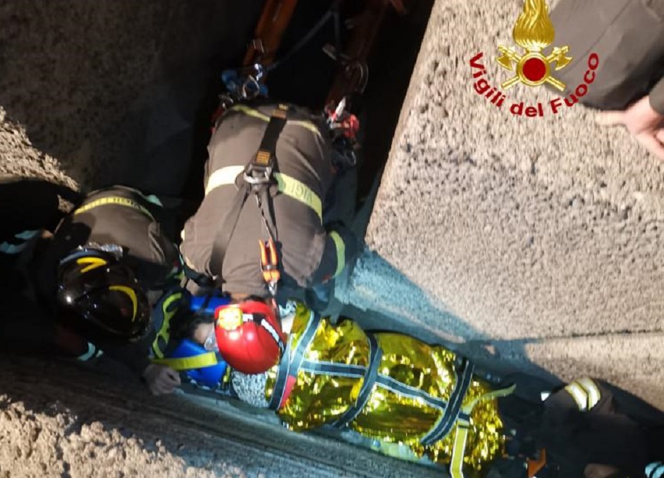 Giovane salva scivola dai blocchi del porto