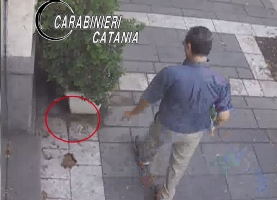 Denunciato uomo che spargeva wurstel letali per uccidere cani